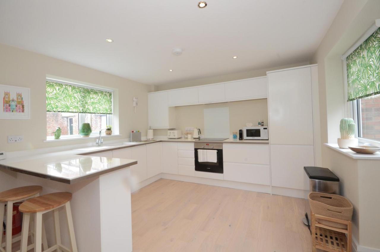 The Mews - 2 Bedroom Luxury, Spacious House With Free Parking York Bagian luar foto