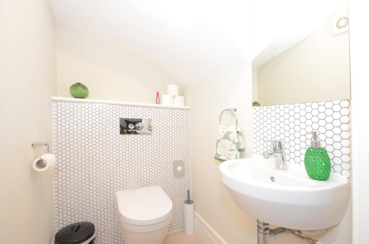 The Mews - 2 Bedroom Luxury, Spacious House With Free Parking York Bagian luar foto